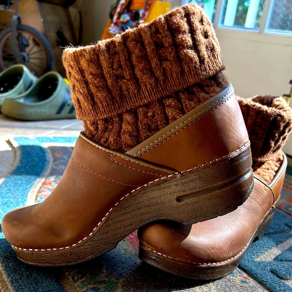Dansko Chloe Pull Up. Size 37. Color brown. Like NEW!